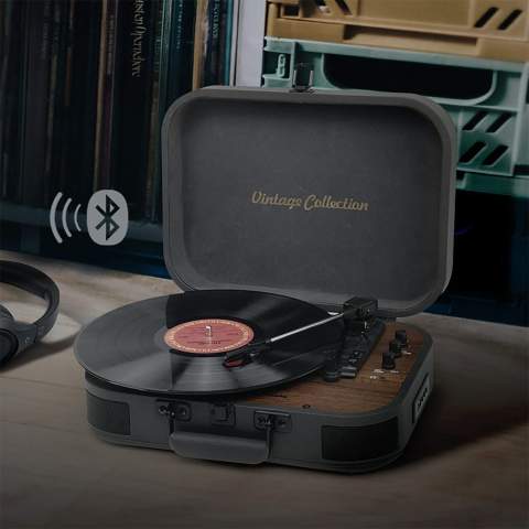 Ervaar de nostalgische charme van vinyl met deze Muse Koffer platenspeler. De ideale combinatie van vintage en modern gemak. Geniet van de warme klanken van vinylplaten. 
De ingebouwde luidsprekers leveren helder en gebalanceerd geluid met een uitgangsvermogen van 2x5W, ideaal voor snelle luistersessies. Met de Bluetooth Out-functie streamt u moeiteloos naar draadloze luidsprekers of hoofdtelefoons, terwijl de USB-codering het eenvoudig maakt om uw favoriete albums om te zetten naar digitaal MP3-formaat. Maak van elke luisterervaring een vintage feestje.