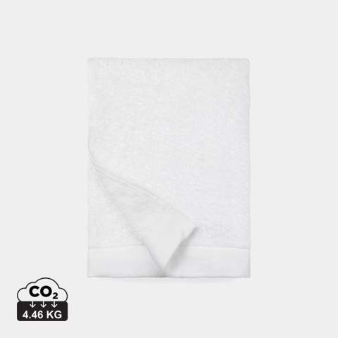Serviette composée de 68 % de coton et de 32 % de Lyocell. Le Lyocell est une fibre naturelle extraite de forêts certifiées. Le processus est aussi économe en énergie et en produits chimiques que possible. Le résultat est un tissu frais, doux et durable, avec un toucher agréable et, grâce au mélange de Lyocell, une excellente capacité d'absorption. Fabriqué dans une gamme de couleurs terreuses et dans une variété de tailles.