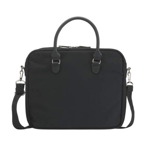 WoW! Cette sacoche pratique pour ordinateur portable est fabriquée à partir de toile recyclée (340 g/m²). Dispose d'un compartiment de rangement spacieux et d'une section séparée équipée d'une mousse de protection pour le stockage et le transport en toute sécurité d'un ordinateur portable jusqu'à 15,6 pouces. De plus, elle offre quantité d'espace de rangement intelligent. Cette sacoche est équipée de deux poignées robustes en PU recyclé et d'une bandoulière amovible/réglable en polyester RPET, ainsi que d'une superbe doublure en polyester RPET. Les matériaux recyclés garantissent une longue durée de vie.