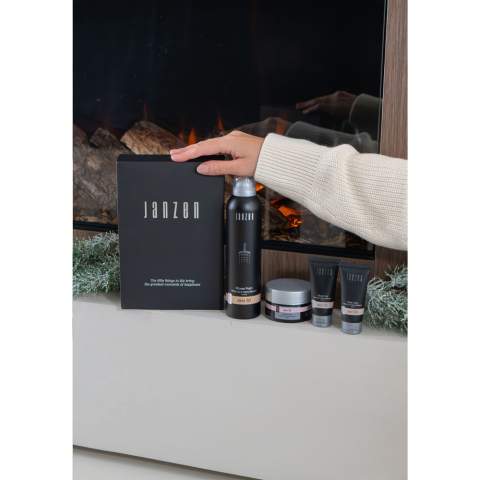 Een cadeaupakket met 4 bodyproducten voor heerlijke huidverzorging, in de geur Skin 90 van het merk Janzen. Inhoud:  • Shower Foam - 200 ml • Body Scrub - 125 gr • Body Lotion - 40 ml • Shower Gel - 40 ml. Dankzij de fijne verzorgende producten start jij de dag fris en vol zelfvertrouwen. Opgewekt en vrolijk, dat is Skin 90. De kersenbloesem heeft in Japan een haast heilige status. Met haar lichtroze blaadjes en aangename geur is de boom een waar feest voor de zintuigen. Het subtiele van de kersenbloesem wordt in dit parfum afgewisseld met het frisse van de lelie en krachtige van de tonkaboon. De fijne producten zijn verpakt in een luxe geschenkdoos. Per set in doos.