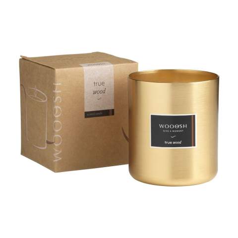 Exklusive Wooosh True Wood-Duftkerze in einem geschmackvollen Aluminiumhalter. Diese Kerze verströmt einen warmen, holzigen Duft in Ihrem Zuhause. Die Duftkerze wird aus Sojawachs mit einem Zusatz von 5% aromatischem Duftöl hergestellt. Der angenehme Duft weitet den Geist und trägt zur Entspannung bei. Diese luxuriöse Duftkerze mit einer Brenndauer von ca. 20 Stunden passt zu jeder Einrichtung.   Wenn Sie die Kerze zum ersten Mal anzünden, lassen Sie die oberste Wachsschicht vollständig schmelzen. Dies gewährleistet ein gleichmäßiges Abbrennen und das ultimative Dufterlebnis. Das perfekte Geschenk für jede Gelegenheit. Pro Stück in einer luxuriösen Wooosh-Geschenkbox.