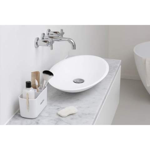 Praktische kunststof organiser voor de badkamer van het merk Brabantia. Compact design met 4 kleine vakken en 1 groot vak. Voor het overzichtelijk, gescheiden en rechtop opbergen van o.a. tandpasta, een tandenborstel, kam en andere accessoires. Alles blijft schoon en droog. De uitneembare  inzet heeft gaatjes voor ventilatie en het afvoeren van water. Met antislip onderzijde. Gemaakt van corroseriebestendige materialen, dus ideaal voor vochtige ruimtes. Gemakkelijk schoon te maken. 100% recyclebaar. Met 5 jaar fabrieksgarantie.