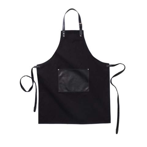 Stylish and classic apron in thick cotton canvas with discreet details in PU. Adjustable buckle closure at the top and large pocket in the front. An apron with a long lifespan that only gets more beautiful with time.