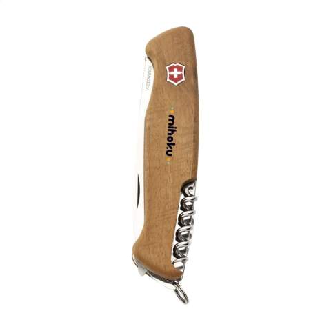 Couteau Suisse original Victorinox avec manche en noyer. Chaque couteau est unique grâce au veinage naturel du bois. Les plaquettes intermédiaires sont en aluminium anodisé dur et les outils sont en acier 100 % recyclé. 6 pièces avec 10 fonctions : grand couteau avec blocage, scie à bois, tire-bouchon, ouvre-boîte avec petit tournevis de 3 mm, décapsuleur avec grand tournevis de 6 mm, pince à dénuder, poinçon avec poinçon et œillet et anneau porte-clés. Comprend un mode d'emploi et une garantie à vie contre les défauts de matériaux et de fabrication.     Victorinox est le symbole mondial de qualité, fiabilité, fonctionnalité et perfection. Attention, la législation en vigueur s'applique concernant la possession et / ou le transport de couteaux ou d'outils multifonctions en public. Emballage par pièce.