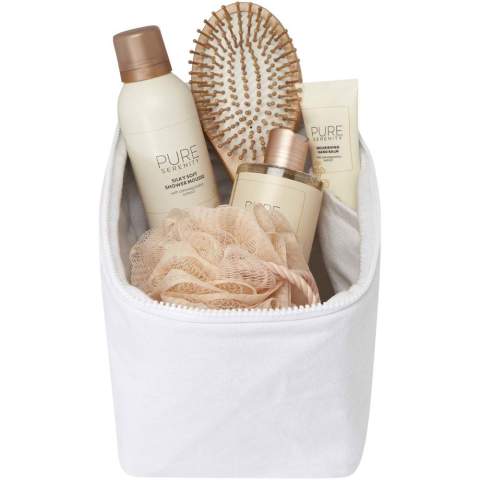 Organiseur de produits de toilette en coton et polyester recyclés de 500 g/m², doté d’un compartiment principal spacieux avec fermeture à glissière sécurisée et de plusieurs poches intérieures, idéal pour ranger les produits de toilette essentiels. Sa conception polyvalente est également adaptée à l’organisation de petits objets tels que les chaussettes ou les chargeurs, et permet de garder les bagages bien rangés. Le sac incorpore la technologie Cyclo® qui utilise des déchets pré-triés déterminant la couleur du fil. Ces fibres ne se contentent pas de réduire la demande en ressources vierges, elles témoignent également d'un engagement en faveur d'une vie circulaire, incarnant l'essence même de la réduction des déchets et de la promotion d'un système en boucle fermée. Chaque sac est également accompagné d'un traceur Aware™. Cette fonction innovante permet aux utilisateurs de retracer l'origine et le parcours de leur article au moyen d'un code QR, ce qui accroît la transparence de la chaîne d'approvisionnement et favorise un lien plus étroit entre le produit et son processus de production.