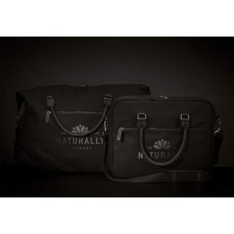 WoW! Diese praktische Wochenend-Reisetasche ist aus recyceltem Segeltuch (340 g/m²) gefertigt. Die robuste Tasche hat einen coolen und modernen Look. Für die Aufbewahrung Ihrer Habseligkeiten ist reichlich Platz vorhanden. Die Tasche verfügt außerdem über je ein zusätzliches Reißverschlussfach an der Innen- und Außenseite. Praktisch für kleinere Gegenstände, die Sie gerne griffbereit haben. Die Tasche verfügt über 2 robuste Griffe aus recyceltem PU und einen abnehmbaren/verstellbaren Schultergurt aus RPET-Polyester. Wunderschön verarbeitet mit einem Futter aus RPET-Polyester. Die recycelten Materialien garantieren eine lange Lebensdauer. Die ideale Tasche für Kurztrips oder Wochenendausflüge. Fassungsvermögen ca. 49 Liter.