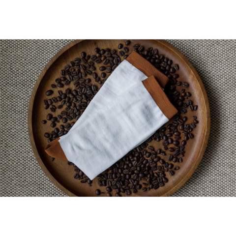 WoW! Socken aus Kaffeesatz. Nach dem Aufbrühen von Kaffee bleibt Kaffeesatz zurück. Daraus wird u. a. Garn hergestellt. Diese Socken sind aus solchen Garnen gestrickt. Zusammensetzung dieser Socken: 59 % Kaffeegarn, 35 % recyceltes Polyester und 6 % recyceltes Elastan. Einheitsgröße (41–46). Langlebig und umweltfreundlich.  Weltweit werden pro Jahr etwa 50 Milliarden Kilo Kaffeesatz produziert. Was übrig bleibt, wird einfach weggeworfen. Aber jetzt nicht mehr. Kaffeesatz wird mit recyceltem PET gemischt, um Kaffeegarn herzustellen. Dieses Garn kann dann zu Produkten wie diesen Socken verwebt werden. Diese Socken sind nicht nur wegen des Designs schön, das an die Farbe einer frisch gebrühten Tasse Kaffee angelehnt ist. Sie tragen auch dazu bei, unseren weltweiten Kaffeeabfall zu recyceln. Wird einzeln in einem Kraftkarton geliefert.