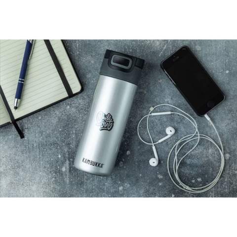 Le gobelet isotherme idéal pour voyager de la marque Kambukka® • excellente qualité • design attrayant • format pratique • acier inoxydable 18/8 isolé sous vide • maintient les boissons chaudes jusqu'à 9 heures et froides jusqu'à 18 heures • bouchon 3-en-1 avec 2 positions de boisson : appuyez brièvement dessus pour prendre une petite gorgée ou ouvrez-le complètement pour boire facilement et sans renverser, comme avec une tasse • facile à nettoyer grâce à Snapclean® : retirez le mécanisme intérieur allant en une seule manipulation • couvercle universel : convient également aux autres bouteilles Kambukka® • le couvercle passe au lave-vaisselle - laver le gobelet à la main • fond antidérapant • 100% étanche • capacité 500 ml.  REMARQUE : jusqu'à 1000 articles disponibles sous 10 jours ouvrés hors marquage, à l exception des réservations.