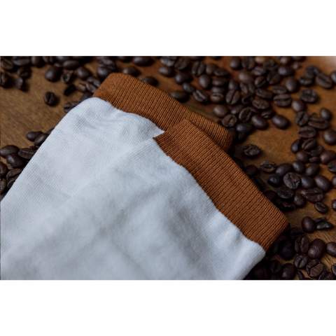 WoW! Chaussettes fabriquées à partir de marc de café. Le marc de café qui reste après l'infusion est utilisé pour créer ce produit. Ce qui inclut la fabrication des fils. Ces chaussettes sont tricotées à partir de ces fils. Ces chaussettes sont composée de 59% de fil de café, 35% de polyester recyclé et 6% d'élasthanne recyclé. Taille unique (41-46). Dans le monde, nous produisons environ 50 milliards de kilos de marc de café par an. Ce qui reste est simplement jeté. Mais plus maintenant. Le marc de café est mélangé à du PET recyclé pour fabriquer du fil de café. Ce fil peut ensuite être utilisé pour tisser des produits comme ces chaussettes. Ces chaussettes ne sont pas seulement belles en raison de leur design, qui s'inspire de la couleur d'une tasse de café fraîchement préparée. Ils contribuent également au recyclage de nos déchets de café dans le monde. Chaque article est fourni dans une boite individuelle en papier kraft marron.