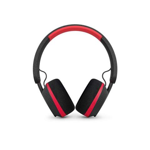 Ces écouteurs Philips offrent innovation, durabilité et un excellent son, idéal pour les utilisateurs soucieux de l'environnement. Fabriqués à partir de 35 % de plastique recyclé, ils s'inscrivent parfaitement dans le programme de développement durable de Philips. L'emballage écologique est fabriqué à partir de carton recyclé et imprimé avec de l'encre de soja.

Une cellule solaire intégrée est produite à partir d'une énergie 100 % renouvelable, ce qui permet de recharger le casque à la lumière du soleil. Les écouteurs offrent un son impressionnant avec des tonalités claires et des basses profondes, inspirées de la série Fidelio de Philips, et le microphone AI garantit des appels sans bruit.

Grâce à la certification IP55, les écouteurs résistent à l'eau, à la sueur et à la poussière. La conception légère avec des coussinets respirants et lavables offre un grand confort, même lors d'activités intenses. La batterie dure jusqu'à 28 heures, dont 7 heures avec une seule charge et 21 heures supplémentaires grâce à l'étui de chargement. Cinq minutes de charge suffisent pour bénéficier d'une heure d'écoute, et une charge complète ne prend que deux heures via l'USB-C.

La technologie Bluetooth 5.3 avec connexion multipoint vous permet de coupler deux appareils simultanément, ce qui est idéal pour le sport et l'utilisation quotidienne.