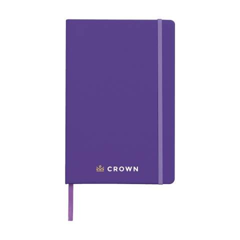 Bloc-notes compact format A5 avec environ 96 feuilles / 192 pages de couleur crème, papier ligné (80 g/m²) certifié FSC Mix. Avec reliure et couverture rigide, poche de rangement, fermeture élastique et marque-page ruban en soie.