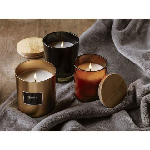 Bougie décorative parfumée Wooosh Musk Peach dans un bocal en verre magnifiquement poli avec un couvercle en bambou. Cette bougie diffuse un parfum unique qui vous apporte des notes orientales. La bougie parfumée est fabriquée à partir de cire de soja écologique avec 5% d'huile de parfum aromatique. Dès que la mèche est allumée et que la cire fond, vous pouvez sentir le parfum puissant du musc pur mélangé au parfum frais et sucré de la pêche. Une agréable harmonie d'équilibre chaleureux et de douceur. Ce parfum intense s'inscrit dans un cadre romantique et intime. Avec 12 heures de combustion, cette luxueuse bougie parfumée s'intègre dans n'importe quelle pièce de votre maison.  Lorsque vous allumez la bougie pour la première fois, laissez la couche supérieure de cire fondre complètement. Cela garantit une combustion uniforme et la meilleure expérience possible en matière de parfum. Le cadeau parfait pour toute occasion. Par pièce dans une Wooosh boîte cadeau luxueuse.