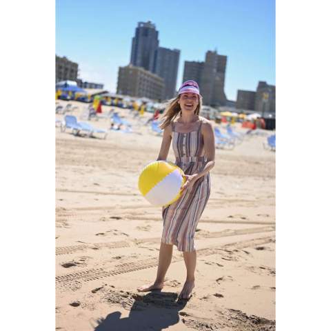 Ce pare-soleil rétro est idéal pour l'été. Ventilation totale au sommet de la tête, mais protection du visage. Le soleil continue à éclairer chaleureusement votre visage grâce au rabat en PVC transparent. Particulièrement populaire lors des événements estivaux en plein air. 