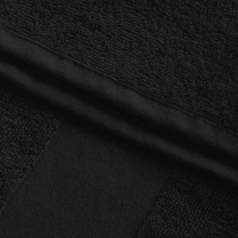 Optez pour l'économie avec cette serviette économique de 100x50 cm. Elle a un grammage de 360 gr/m² et est fabriquée en coton ring-spun. Cette serviette légère est dotée d'une bande de 6 cm de haut.