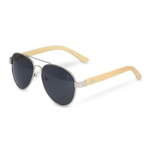 Lunettes de soleil style aviateur avec branches en bambou écologique. Le bambou léger offre un ajustement confortable, tandis que les verres UV-400 protègent vos yeux du soleil.