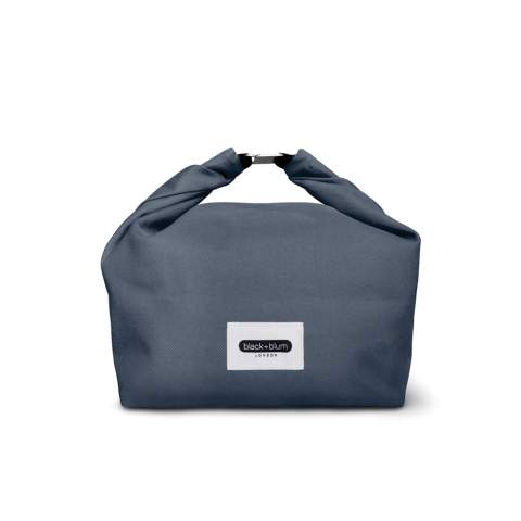 Die aus recyceltem PET hergestellte Tasche bietet ausreichend Platz für all Ihre Lebensmittel und Getränke für unterwegs, z. B. für eine Lunchbox oder Ihre Getränke. Die versiegelte Konstruktion hält den Inhalt kühl; außerdem ist sie wasserabweisend und leicht abzuwischen. Sie können sie sogar an Ihrem Fahrrad oder einer anderen Tasche befestigen, um sie einfach zu transportieren. Nur Handwäsche