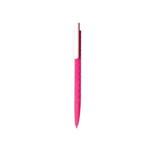 Stylo à bille rétractable en plastique avec finition losange texturé et attributs blanc. Nouvelle version avec finition gomme pour un confort d’écriture supplémentaire. Encre bleue Dokumental® de fabrication allemande pour +/- 1200m d’écriture et bille en carbure de tungstène assurant une écriture régulière.