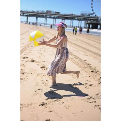 Ce pare-soleil rétro est idéal pour l'été. Ventilation totale au sommet de la tête, mais protection du visage. Le soleil continue à éclairer chaleureusement votre visage grâce au rabat en PVC transparent. Particulièrement populaire lors des événements estivaux en plein air. 