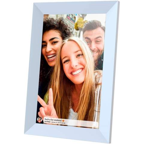 De digitale fotolijst Prado ontvangt foto's en video's die via mobiele telefoons zijn verzonden via de Frameo-app. U kunt berichten aan de foto toevoegen wanneer deze van het apparaat naar de lijst wordt overgebracht. Hiermee kunt u foto's importeren vanaf een microSD-kaart of via USB. Hij heeft een instelbare snelheid en verschillende beeldweergavemodi: diavoorstelling, preview, zoom en rotatiefunctie. Daarnaast heeft hij twee gaten om aan de muur op te hangen. 10" IPS-scherm met een resolutie van 1280 x 800 (ondersteunt Full HD-video). RAM 1 GB / intern geheugen 16 GB. Speakers 2 x 2 W. Vooraf geïnstalleerde Frameo-app. Ingangen: Mini-USB OTG, SD/MMC/MS-kaart.