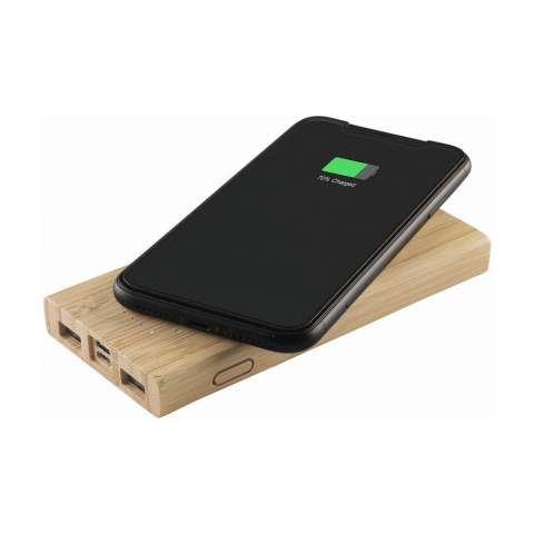 Leistungsstarke kabellose Bambus-Ladestation aus natürlichem Bambus mit eingebauter Lithium-Polymer-Batterie (8000 mAh). Lädt Smartphones oder Tablets schnell über die USB-Anschluss und verfügt über eine integrierte 5-W-Ladefunktion zum kabellosen Laden von Mobilgeräten, die das QI-kabellose Laden unterstützen (neueste Generationen von Android und iPhone). Eingang 5V/2A (Typ-C und Micro-USB). Ausgang: 5V/2A. Drahtloser Ausgang: 5V/1A (5W). Mit Kontrollleuchten und Ein-/Aus-Taste. Inklusive Ladekabel mit USB-C-Anschluss, USB-C-Stecker und Gebrauchsanweisung. Pro Stück in einer Verpackung.