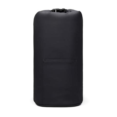 Sac isotherme spacieux au design moderne à rabat roulé qui allie style et fonctionnalité. Le rabat se replie et se roule pour se fermer de manière sécurisée, ce qui permet de conserver le froid à l'intérieur. Il est doté d'une poche extérieure profonde pour accéder rapidement aux petits objets et d'une bandoulière pour un transport confortable. Le sac isotherme est doublé d'une isolation en PEVA pour conserver plus longtemps la fraîcheur de son contenu. Certifié RCS (Recycled Claim Standard), la certification RCS garantit que l'ensemble de la chaîne d'approvisionnement des matériaux recyclés est certifié. Le contenu recyclé total est basé sur le poids total du produit. Ce produit contient 23 % de polyester recyclé certifié RCS.