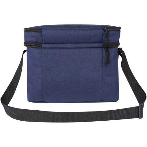 De Tundra koeltas heeft een bovenvak met rits, een ruim hoofdvak en verstelbare schouderbanden. Gemaakt van PEVA-materiaal en GRS gecertificeerd gerecycled polyester. Inhoud: 13 liter.