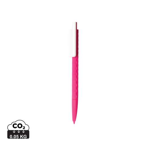 Stylo à bille rétractable en plastique avec finition losange texturé et attributs blanc. Nouvelle version avec finition gomme pour un confort d’écriture supplémentaire. Encre bleue Dokumental® de fabrication allemande pour +/- 1200m d’écriture et bille en carbure de tungstène assurant une écriture régulière.