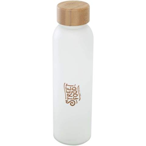 Einwandige 500-ml-Flasche aus mattiertem Kalknatronglas mit Bambusdeckel. Empfohlen für kalte Getränke. Nur von Hand reinigen. Der Bambus stammt aus nachhaltigeren und sozial verantwortlicheren Quellen. Verpackt in einer Geschenkbox aus Recyclingkarton.