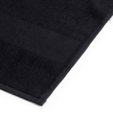 Optez pour l'économie avec cette serviette économique de 100x50 cm. Elle a un grammage de 360 gr/m² et est fabriquée en coton ring-spun. Cette serviette légère est dotée d'une bande de 6 cm de haut.
