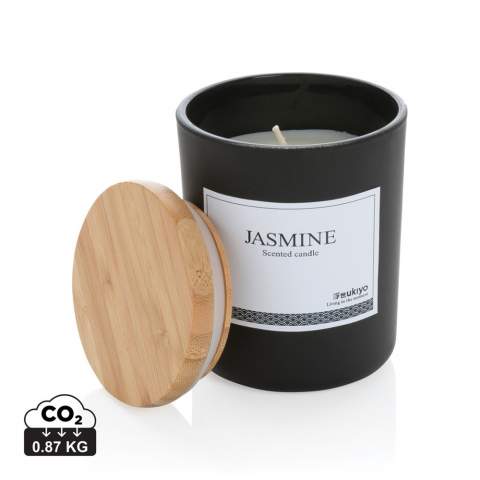 Bougie parfumée Ukiyo présentée dans un pot élégant avec un couvercle en bambou. Parfum de jasmin pour créer de la chaleur et du confort dans votre maison.