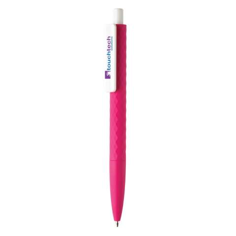 Stylo à bille rétractable en plastique avec finition losange texturé et attributs blanc. Nouvelle version avec finition gomme pour un confort d’écriture supplémentaire. Encre bleue Dokumental® de fabrication allemande pour +/- 1200m d’écriture et bille en carbure de tungstène assurant une écriture régulière.