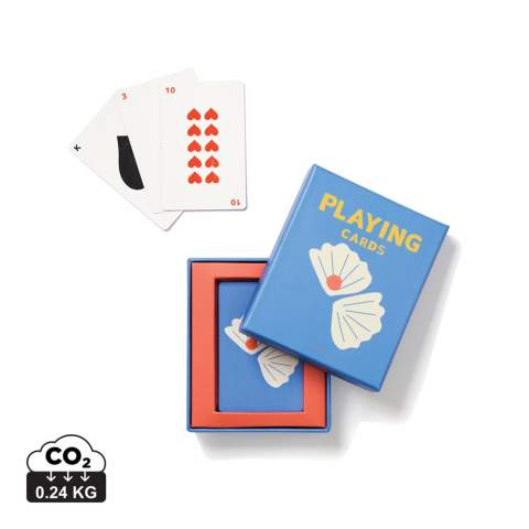 Deze praktische set speelkaarten vormt een leuke en stijlvolle aanvulling op ieder thuis. Het mooie doosje ziet er geweldig uit als detail in je interieur en maakt het gemakkelijk speelkaarten tevoorschijn te halen voor een gezellig potje kaarten met vrienden en familie.