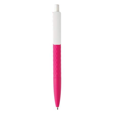 Stylo à bille rétractable en plastique avec finition losange texturé et attributs blanc. Nouvelle version avec finition gomme pour un confort d’écriture supplémentaire. Encre bleue Dokumental® de fabrication allemande pour +/- 1200m d’écriture et bille en carbure de tungstène assurant une écriture régulière.