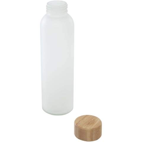 Einwandige 500-ml-Flasche aus mattiertem Kalknatronglas mit Bambusdeckel. Empfohlen für kalte Getränke. Nur von Hand reinigen. Der Bambus stammt aus nachhaltigeren und sozial verantwortlicheren Quellen. Verpackt in einer Geschenkbox aus Recyclingkarton.