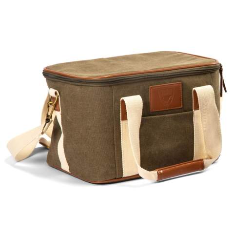 Orrefors Hunting canvas cooler bag. A compact, sturdy and handy cooler bag that can, for example, fit two lunch boxes and a water bottle/thermos flask. Exterior of durable canvas fabric with sturdy handles, the shoulder strap can be easily detached. Orrefors Hunting cooler bags distinguish themselves as solid and sturdy quality products that you can use anywhere and anytime, designed for people who like to be outdoors and in nature.