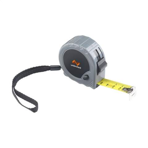 WoW! Mètre-ruban en plastique ABS recyclé. Le ruban en acier dur mesure 5 mètres de long sur 1,9 cm de large. La mesure est indiquée en centimètres. Ce mètre-ruban est doté d'un clip ceinture et d'un bracelet en polyester. Calibré selon les normes européennes. Certifié RCS. Matière recyclée totale : 14%. Chaque article est fourni dans une boite individuelle en papier kraft marron.