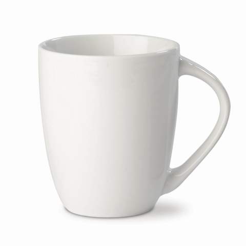 Tasse blanche en porcelaine. Style conique avec une grande anse.