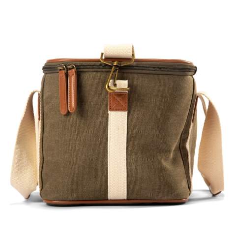 Orrefors Hunting canvas cooler bag. A compact, sturdy and handy cooler bag that can, for example, fit two lunch boxes and a water bottle/thermos flask. Exterior of durable canvas fabric with sturdy handles, the shoulder strap can be easily detached. Orrefors Hunting cooler bags distinguish themselves as solid and sturdy quality products that you can use anywhere and anytime, designed for people who like to be outdoors and in nature.