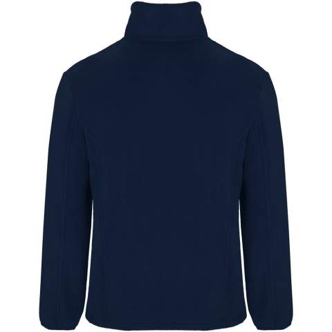 Fleecejacke mit gefüttertem Stehkragen und entsprechend verstärkten und verdeckten Nähten. Eingespritzter Reißverschluss mit passendem Zipper aus Stoff. Seitentaschen. Ärmelbündchen mit Gummizug. Unterer Saum mit seitlichem Reißverschluss. Herausnehmbares Etikett. Das Modell ist 115 cm groß und trägt Größe 5/6.