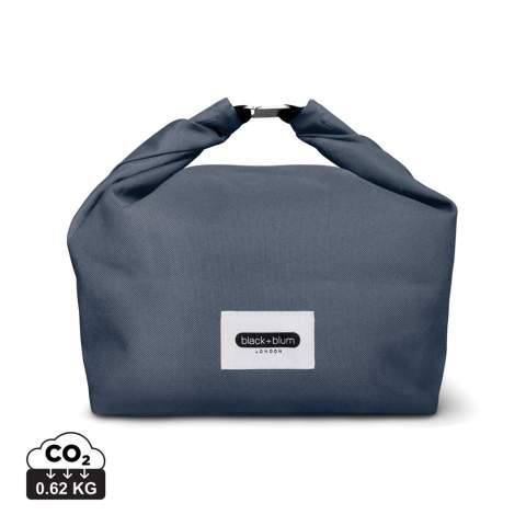 Die aus recyceltem PET hergestellte Tasche bietet ausreichend Platz für all Ihre Lebensmittel und Getränke für unterwegs, z. B. für eine Lunchbox oder Ihre Getränke. Die versiegelte Konstruktion hält den Inhalt kühl; außerdem ist sie wasserabweisend und leicht abzuwischen. Sie können sie sogar an Ihrem Fahrrad oder einer anderen Tasche befestigen, um sie einfach zu transportieren. Nur Handwäsche