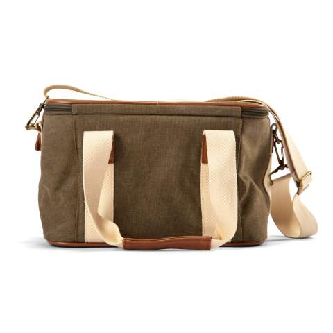 Orrefors Hunting canvas cooler bag. A compact, sturdy and handy cooler bag that can, for example, fit two lunch boxes and a water bottle/thermos flask. Exterior of durable canvas fabric with sturdy handles, the shoulder strap can be easily detached. Orrefors Hunting cooler bags distinguish themselves as solid and sturdy quality products that you can use anywhere and anytime, designed for people who like to be outdoors and in nature.