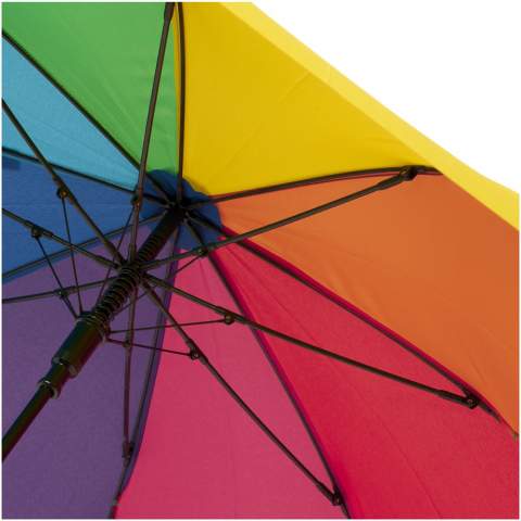 Automatisch openende paraplu met een regenboogkleurig pongé polyester scherm. De stevige metalen schacht en hoogwaardig frame volledig uit glasvezel bieden maximale flexibiliteit bij winderige omstandigheden. Zachte, kromme handgreep en vernikkelde punten en spits. Groot decoratievlak op elk paneel voor verschillende optionele creatieve logo-oplossingen.