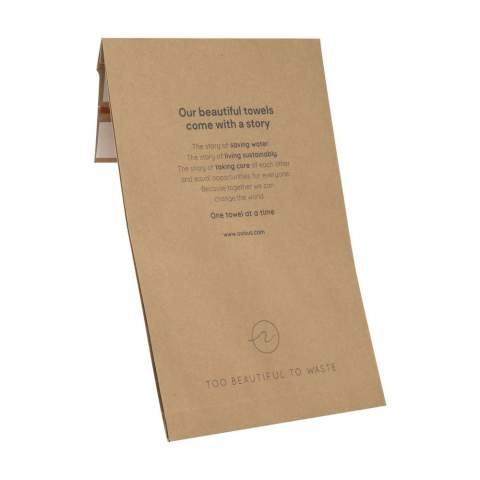 Une serviette de hammam multifonctionnelle d'Oxious. Fabriqué à partir de 50% de coton certifié OEKO-TEX® et 50% de déchets textiles (140 g/m²). La Promo est un chiffon merveilleusement doux et élégant avec un motif à rayures blanches. Beau comme un châle, une robe sur le canapé, un tissu luxueux (hammam) ou une serviette. Le tissu est fait à la main.      Ces beaux tissus doux sont fabriqués par des femmes locales dans un petit village de Turquie. Ils y travaillent dans un contexte social, avec un espace de croissance et de développement. Les tissus sont faits à la main avec amour et souci de l'environnement. Le plaisir à l'état pur peut commencer avec un produit de la collection Oxious. Optionel : Chaque article peut être fourni dans une enveloppe en papier kraft et/ou avec une bague fourreau.