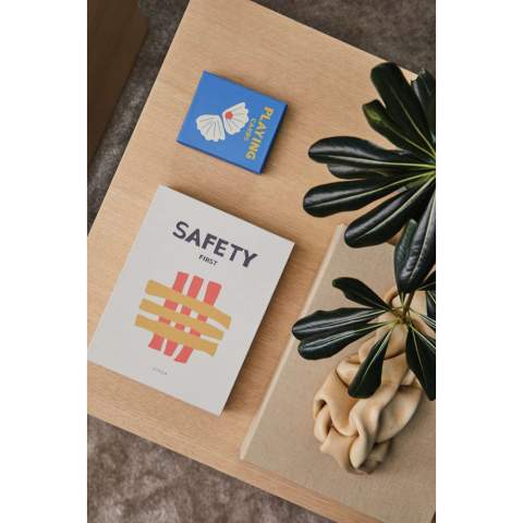 Deze praktische set speelkaarten vormt een leuke en stijlvolle aanvulling op ieder thuis. Het mooie doosje ziet er geweldig uit als detail in je interieur en maakt het gemakkelijk speelkaarten tevoorschijn te halen voor een gezellig potje kaarten met vrienden en familie.