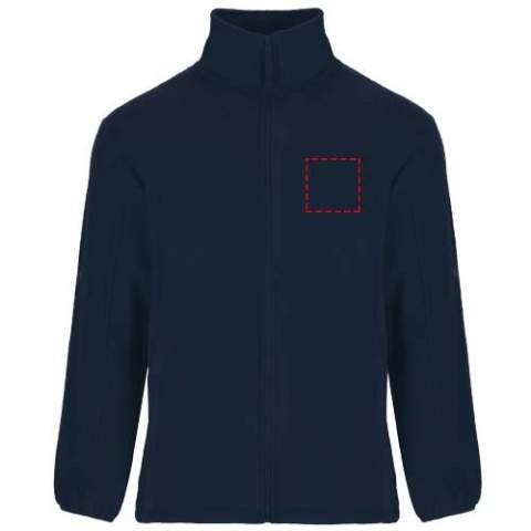 Fleecejacke mit gefüttertem Stehkragen und entsprechend verstärkten und verdeckten Nähten. Eingespritzter Reißverschluss mit passendem Zipper aus Stoff. Seitentaschen. Ärmelbündchen mit Gummizug. Unterer Saum mit seitlichem Reißverschluss. Herausnehmbares Etikett. Das Modell ist 115 cm groß und trägt Größe 5/6.