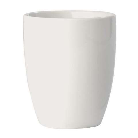 Tasse blanche en porcelaine. Style conique avec une grande anse.