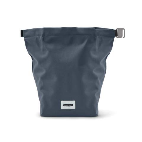 Die aus recyceltem PET hergestellte Tasche bietet ausreichend Platz für all Ihre Lebensmittel und Getränke für unterwegs, z. B. für eine Lunchbox oder Ihre Getränke. Die versiegelte Konstruktion hält den Inhalt kühl; außerdem ist sie wasserabweisend und leicht abzuwischen. Sie können sie sogar an Ihrem Fahrrad oder einer anderen Tasche befestigen, um sie einfach zu transportieren. Nur Handwäsche