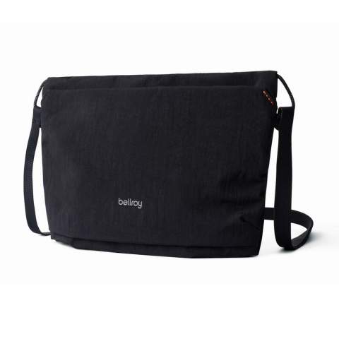 Het ultieme in licht dragen, deze minimalistische lichtgewicht crossbody houdt je zakken vrij in de stad of tijdens het reizen. Duurzaam ripstopmateriaal is 3x lichter dan onze andere stof. Kan worden opgevouwen of opgerold en ingepakt voor op reis. Uitbreidbare opslag. Voorste ritscompartiment met ingebouwde sleutelclip. Verrassend ruim hoofdcompartiment. Twee insteekzakken voor kleine items. Lichtgewicht verstelbare band.