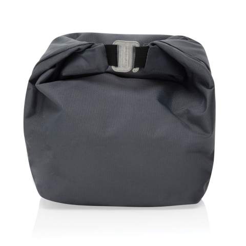 Die aus recyceltem PET hergestellte Tasche bietet ausreichend Platz für all Ihre Lebensmittel und Getränke für unterwegs, z. B. für eine Lunchbox oder Ihre Getränke. Die versiegelte Konstruktion hält den Inhalt kühl; außerdem ist sie wasserabweisend und leicht abzuwischen. Sie können sie sogar an Ihrem Fahrrad oder einer anderen Tasche befestigen, um sie einfach zu transportieren. Nur Handwäsche