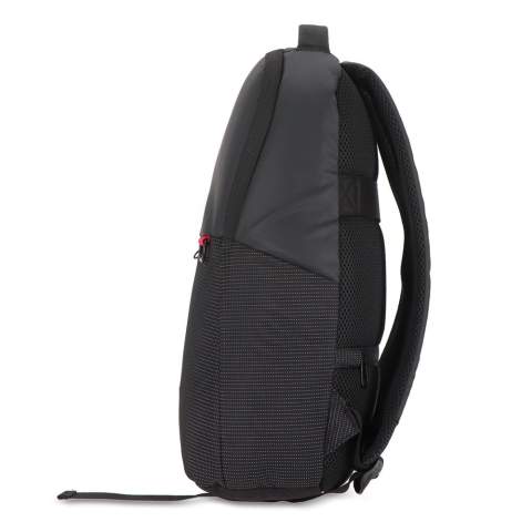 Dieser Rucksack ist aus luxuriösem Jacquard und PU-beschichtetem 600D-Material gefertigt. Er verfügt über ein verdecktes Reißverschlussfach an der Vorderseite, einen Griff an der Oberseite, gepolsterte und verstellbare Schultergurte und ein Sicherheitsfach auf der Rückseite für Wertsachen. Sie verfügt über einen Riemen zur Befestigung an einem Trolley-Griff, einen gepolsterten Rücken für mehr Komfort und einen doppelten Zugang für den Laptop entweder über die Hauptöffnung oder eine verdeckte Öffnung auf der Rückseite. Im Inneren befinden sich ein Netzfach, ein gepolstertes Laptop-Fach und ein gepolstertes Tablet-Fach, die alle mit 210D-Gewebe ausgekleidet sind.